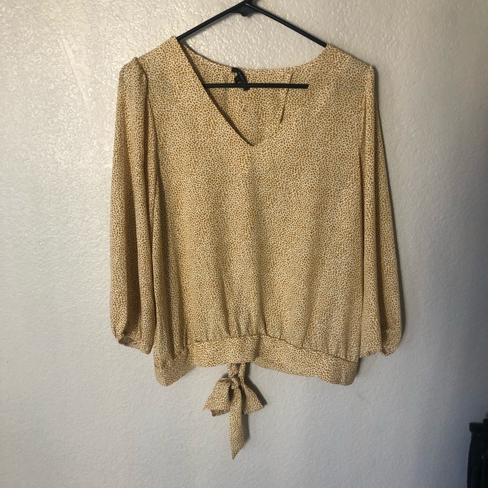 😎Pretty yellow and white blouse